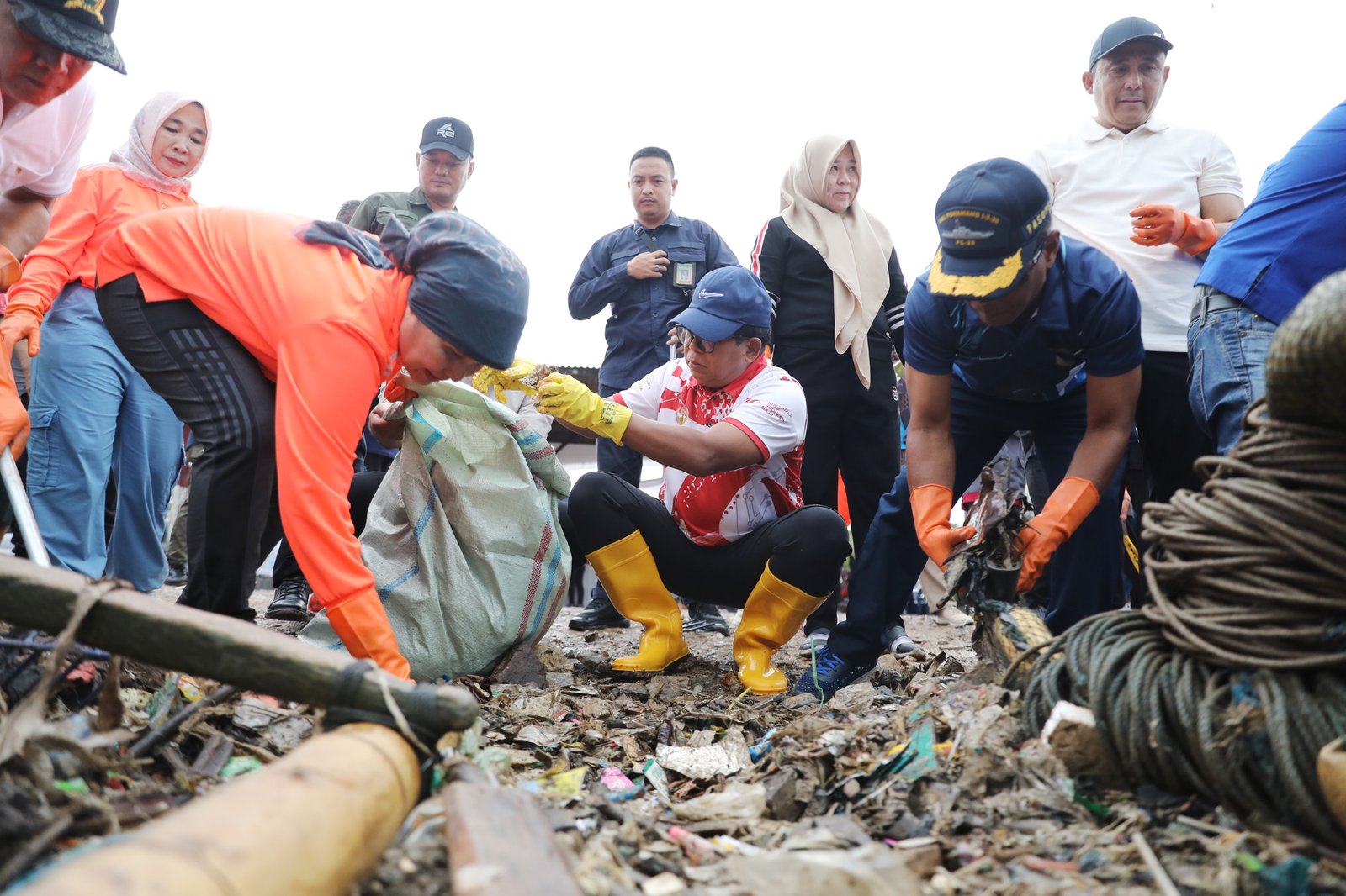 Pj Gubernur Lampung Pimpin Aksi Bersih-Bersih Pantai di Pantai Payang Panjang